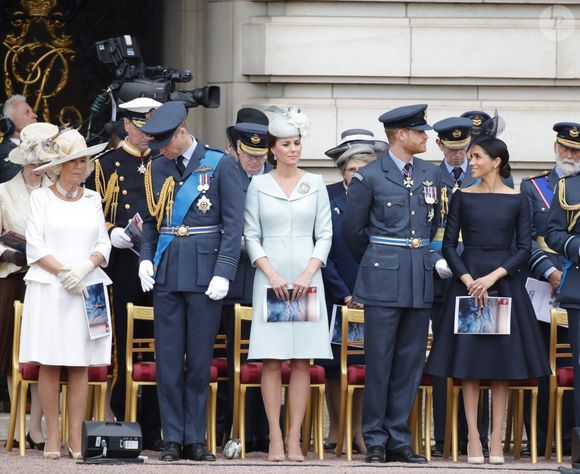 Depuis leur installation en Californie, Harry et Meghan ont multiplié les critiques via interviews, mémoires et documentaire Netflix.

Camilla Parker Bowles, le prince William, Kate Middleton,  le prince Harry, duc de Sussex, Meghan Markle, duchesse de Sussex - La famille royale d'Angleterre lors de la parade aérienne de la RAF pour le centième anniversaire au palais de Buckingham à Londres. Le 10 juillet 2018. Photo par EXPRESS SYNDICATION / BESTIMAGE