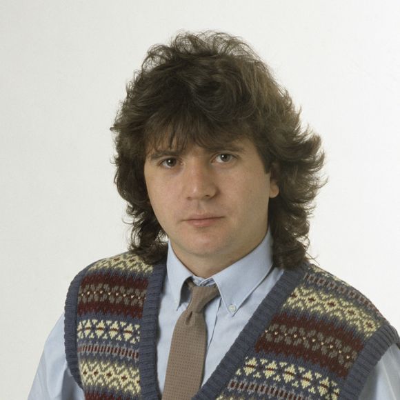 Le chanteur est décédé le 14 janvier 1986 dans un crash d’hélicoptère au Mali, lors du Paris-Dakar.

Archives - En France, à Paris, portrait studio de Daniel Balavoine en juillet 1982.
© Bestimage