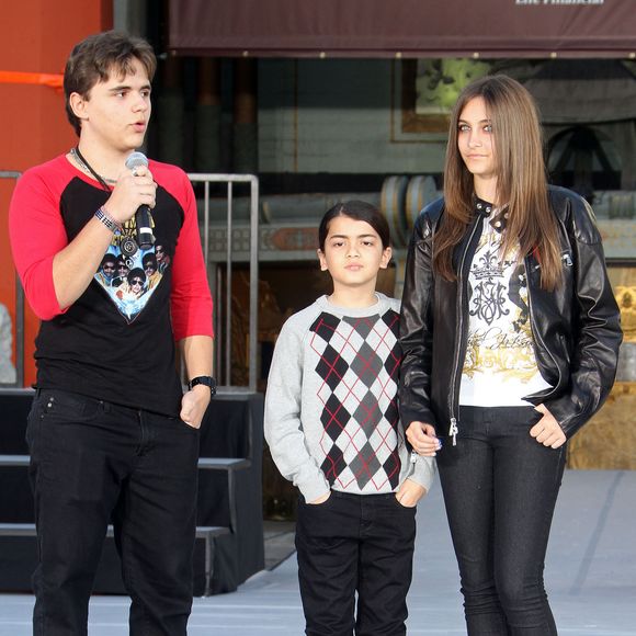 Blanket Jackson, Prince Jackson, Paris Jackson - Michael Jackson immortalise par ses enfants lors d'une cérémonie à Los Angeles le 26 janvier 2012. © FAMEFLYNET / BESTIMAGE