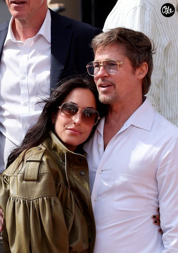 Brad Pitt et sa compagne Ines de Ramon assistent dans les tribunes aux Internationaux de France de Tennis de Roland Garros 2026, Paris le 6 juin 2026. © Jacovides-Moreau/Bestimage