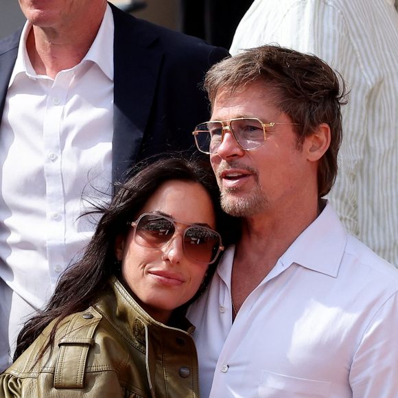 Brad Pitt et sa compagne Ines de Ramon assistent dans les tribunes aux Internationaux de France de Tennis de Roland Garros 2026, Paris le 6 juin 2026. © Jacovides-Moreau/Bestimage