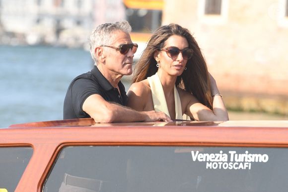 Amal Clooney portait une combinaison jaune beurre signée Balmain.

George Clooney et sa femme Amal Clooney arrivent à Venise avant le 82e Festival international du film de Venise - Italie, mardi 26 août 2025.
Backgrid UK/ Bestimage
