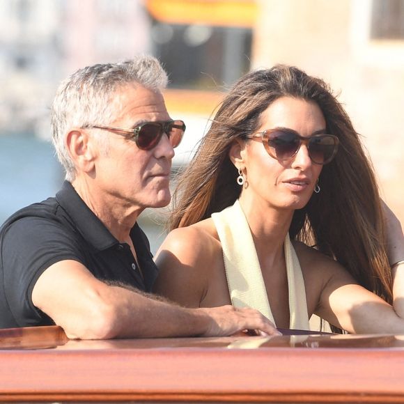 Amal Clooney portait une combinaison jaune beurre signée Balmain.

George Clooney et sa femme Amal Clooney arrivent à Venise avant le 82e Festival international du film de Venise - Italie, mardi 26 août 2025.
Backgrid UK/ Bestimage