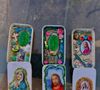 Dans son atelier, Christine Bravo produit ces objets religieux avant de les vendre.

Christine Bravo dévoile ses autels de poche sur Instagram le 25 juillet 2025. Photo : Instagram/christinebravotourdumonde