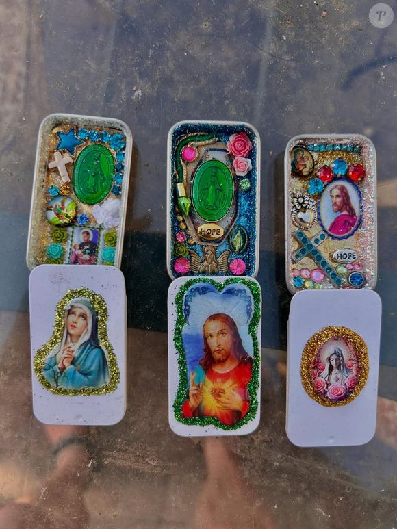Dans son atelier, Christine Bravo produit ces objets religieux avant de les vendre.

Christine Bravo dévoile ses autels de poche sur Instagram le 25 juillet 2025. Photo : Instagram/christinebravotourdumonde