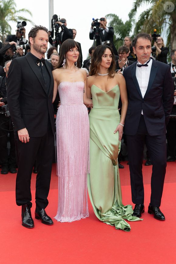 Adria Arjona joue dans le film "Splitsville" avec notamment Dakota Jonhson

Kyle Marvin, Dakota Johnson, Adria Arjona, Michael Angelo Covino - Montée des marches du film « Highest 2 Lowest  » lors du 78ème Festival International du Film de Cannes, au Palais des Festivals à Cannes. Le 19 mai 2025
© Olivier Borde/ Bestimage