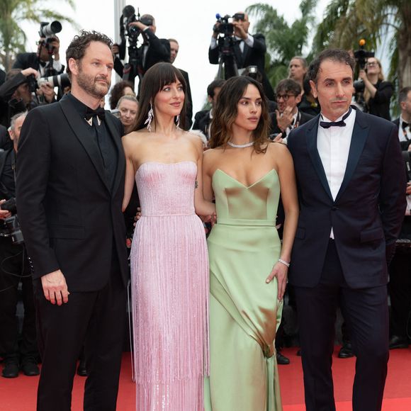 Adria Arjona joue dans le film "Splitsville" avec notamment Dakota Jonhson

Kyle Marvin, Dakota Johnson, Adria Arjona, Michael Angelo Covino - Montée des marches du film « Highest 2 Lowest  » lors du 78ème Festival International du Film de Cannes, au Palais des Festivals à Cannes. Le 19 mai 2025
© Olivier Borde/ Bestimage