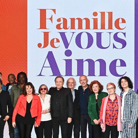Michel Drucker entouré par Dany Brillant, sa mère Mireille Cohen, Laurent Voulzy et ses fils Quentin, Cliff, Nicolas et Julien, Anne Roumanoff et sa mère Colette, Gad Elmaleh et ses parents Régine et David Elmaleh, Roman Doduik et ses parents Véronique et Gérard Doduik, Michele Bernier et ses enfants Charlotte et Enzo Gaccio lors du backstage de l'enregistrement de l'émission "Famille je vous aime", aux Studios rive gauche à Paris, France, le 15 avril 2025.

© Clovis-Gaffiot/Bestimage