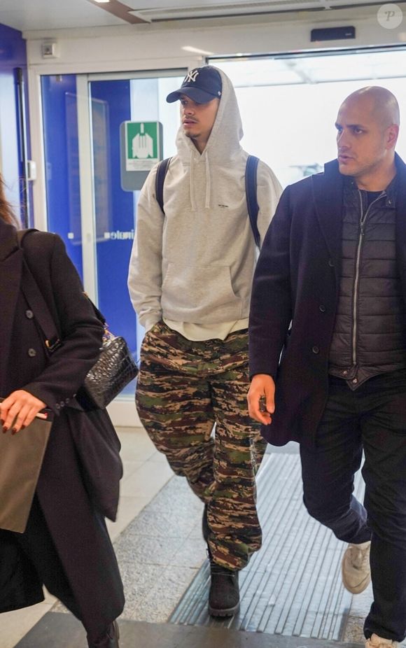EXCLUSIF Milan, ITALIE Romeo Beckham a été aperçu à l'aéroport de Milan lors de son départ après la semaine de la mode, gardant un look confortable et décontracté pour ses voyages.
