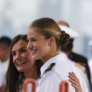 La princesse Leonor salue sa mère, la reine Letizia d'Espagne, à bord du navire Elcano lors de son passage au Panama. Photo d'Alexis Quiroz/GTres/ABACAPRESS.COM