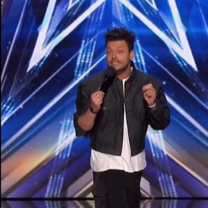 Kev Adams cartonne dans l'émission TV "America's Got Talent", l'équivalent de l'émission "La France a un incroyable talent", à Los Angeles. Lors de son premier passage il a été retenu avec 4 OUI des juges (Howie Mandel, Mel B, Sofía Vergara et Simon Cowell) pour continuer la suite de l'aventure. Kev Adams a mis en sketch les petites différences culturelles entre la France et les Etats-Unis.