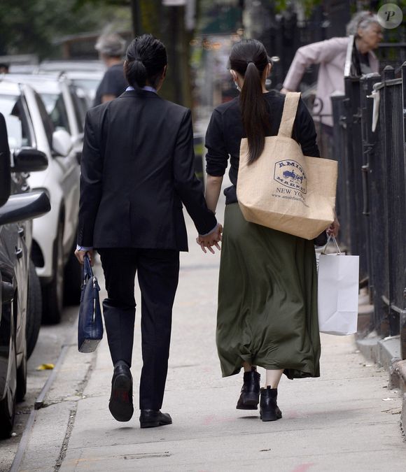 En début de semaine, le couple a été aperçu avec une poussette dans les rues de New-York,

L'ancienne princesse japonaise Mako et son mari Kei Komuro, main dans la main, font des provisions chez "Sullivan Bakery" à New York, le 23 juin 2022. 

Photo : The ImageDirect / Bestimage