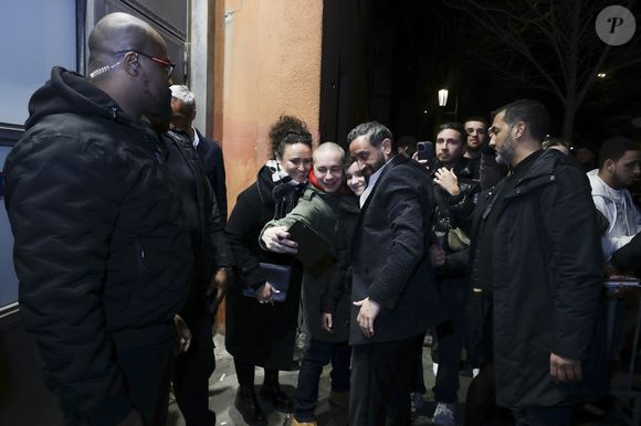 Exclusif - Cyril Hanouna - Les chroniqueurs et les invités quittent la dernière émission "Touche pas à mon poste" (TPMP) en bus pour se rendre devant le siège du groupe M6 à Neuilly-sur-Seine le 27 février 2025. © Jack Tribeca/Bestimage