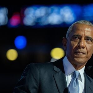 Le frère de l'ex-Première dame a lancé avec humour :  "Attendez, vous vous aimez bien ?". 

Barack Obama et sa femme Michelle Obama électrisent la foule lors de la Convention démocrate à Chicago, le 28/08/2024 @Backgrid USA / Bestimage