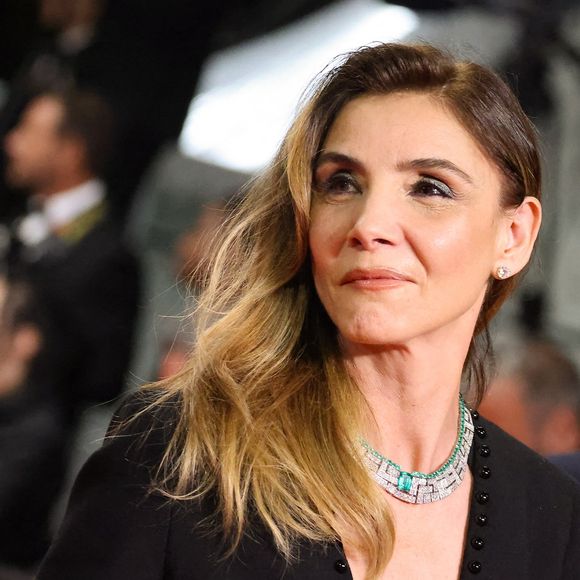 Face à l'agitation médiatique provoquée par cette annonce, Clotilde Courau a choisi de quitter Paris. La comédienne de 57 ans a pris la route vers le Massif Central pour se ressourcer.

Clotilde Courau lors de la montée des marches du film " Alpha " durant le 78ème Festival International du Film de Cannes, au Palais des Festivals à Cannes. Le 19 mai 2025.

© Jacovides-Moreau / Bestimage

|J- Montée des marches du film " Alpha " lors du 78ème Festival International du Film de Cannes