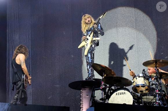 La propriété se distingue par ses immenses parois vitrées et une piscine luxueuse creusée dans la roche.

Tom Kaulitz, Bill Kaulitz et Gustav Schäfer de Tokio Hotel en direct au Summerdays Festival. Le 31 août 2024.
Action Press / Bestimage