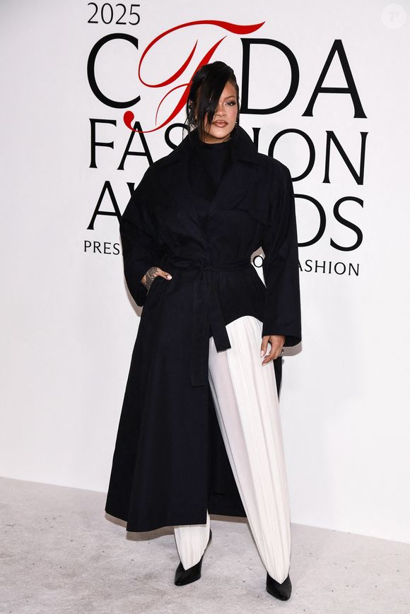 Rihanna sur le tapis rouge des CFDA Fashion Awards 2025 au Musée américain d'histoire naturelle à New York, NY, le 3 novembre 2025. Photo par Anthony Behar/SPUS/ABACAPRESS.COM
