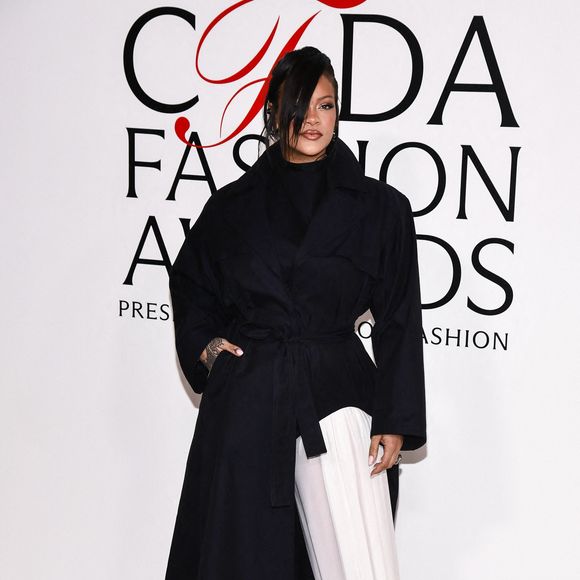 Rihanna sur le tapis rouge des CFDA Fashion Awards 2025 au Musée américain d'histoire naturelle à New York, NY, le 3 novembre 2025. Photo par Anthony Behar/SPUS/ABACAPRESS.COM
