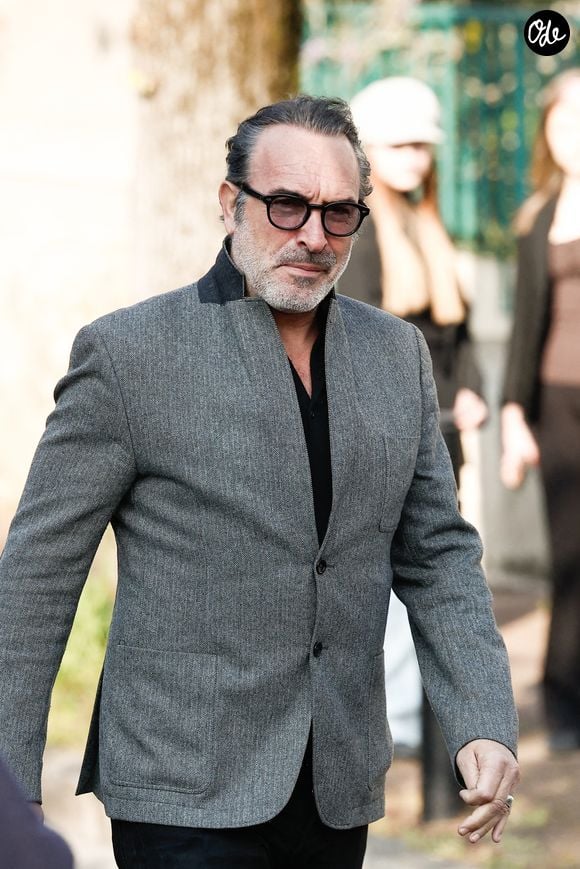 De nombreuses personnalités avaient assisté à ses obsèques, comme Jean Dujardin.

Jean Dujardin aux funérailles de Bruno Salomone à l'église Sainte-Anne de Polangis à Joinville-le-Pont (Val-de-Marne) le 23 mars 2026.

© Cyril Moreau  Dominique Jacovides / Bestimage