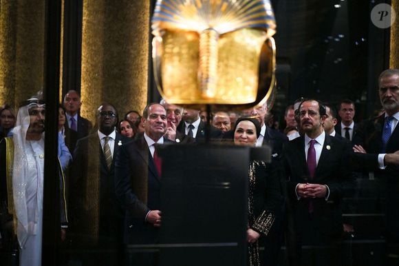 Le président égyptien Abdel Fattah Al-Sisi et la Première dame Entissar Al-Sisi assistent à la cérémonie d'inauguration du Grand Musée égyptien au Caire, en présence de délégations d'environ 80 pays, de représentants d'organisations internationales et régionales et de grandes entreprises mondiales. © Zuma Press/PsnewZ/Bestimage