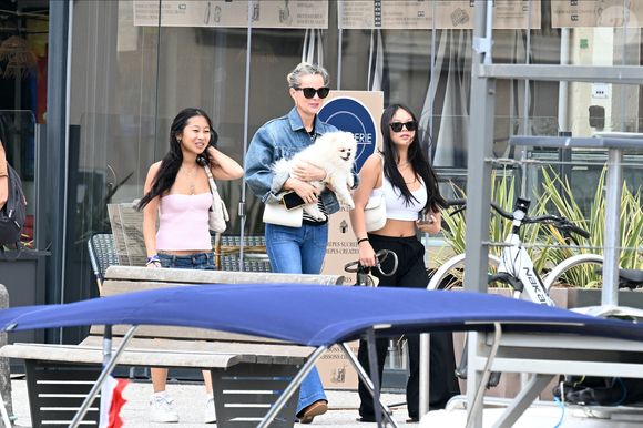 Exclusif - Laeticia Hallyday et ses filles Jade et Joy (qui résident depuis quelques jours dans la propriété familiale du Cap-d'Ail) arrivent à Marseillan pour déjeuner avec Elyette Boudou "Mamie Rock" (qui fêtera ses 89 ans le 5 juillet prochain), accompagné de son père André Boudou et sa fille Alcéa (demi soeur de Laeticia).