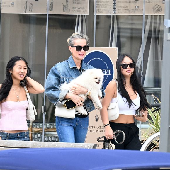 Exclusif - Laeticia Hallyday et ses filles Jade et Joy (qui résident depuis quelques jours dans la propriété familiale du Cap-d'Ail) arrivent à Marseillan pour déjeuner avec Elyette Boudou "Mamie Rock" (qui fêtera ses 89 ans le 5 juillet prochain), accompagné de son père André Boudou et sa fille Alcéa (demi soeur de Laeticia).