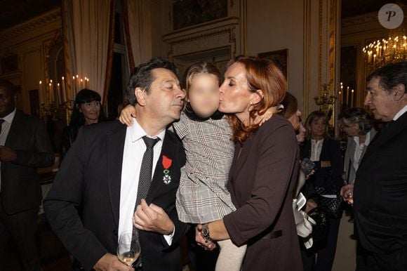 Très fière de son papa, la petite fille a pris longuement son père dans les bras et la famille s'est même fait un énorme bisou devant les photographes.

Exclusif -  Laurent Gerra, Christelle Bardet et leur fille Célestine - Laurent Gerra reçoit la légion d’honneur de la part du grand chancelier F. Lecointre en présence de la première dame, B. Macron au Palais de la Légion d'honneur à Paris le 29 septembre 2025. © Cyril Moreau/Bestimage