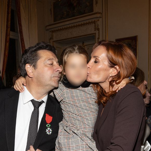 Très fière de son papa, la petite fille a pris longuement son père dans les bras et la famille s'est même fait un énorme bisou devant les photographes.

Exclusif -  Laurent Gerra, Christelle Bardet et leur fille Célestine - Laurent Gerra reçoit la légion d’honneur de la part du grand chancelier F. Lecointre en présence de la première dame, B. Macron au Palais de la Légion d'honneur à Paris le 29 septembre 2025. © Cyril Moreau/Bestimage