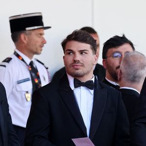 Antoine Dupont - Antoine Dupont et sa compagne Iris Mittenaere se retrouvent sur les marches  du film « Dossier 137 » lors du 78ème Festival International du Film de Cannes le 15 mai 2025.

© Jacovides / Moreau / Bestimage