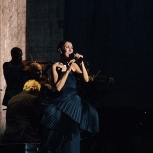 La chanteuse a donné son premier concert à la Plenitude Arena devant plus de 30 000 spectateurs.

Celine Dion, tenue et bijoux Boucheron, lors de son premier concert à la Plénitude Arena à Paris La Défense le 12 septembre 2026. 

Photo : Agence / Bestimage