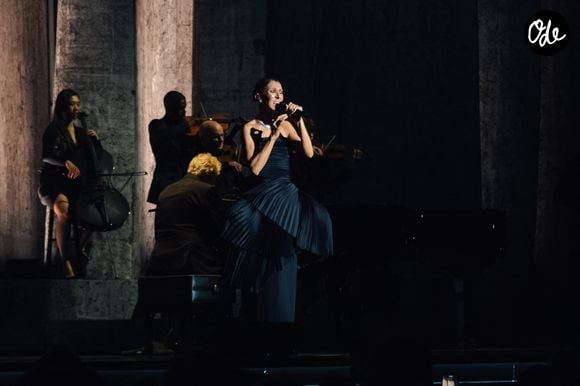 La chanteuse a donné son premier concert à la Plenitude Arena devant plus de 30 000 spectateurs.

Celine Dion, tenue et bijoux Boucheron, lors de son premier concert à la Plénitude Arena à Paris La Défense le 12 septembre 2026. 

Photo : Agence / Bestimage