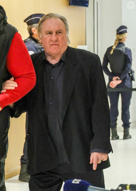 Gérard Depardieu à son procès pour agressions sexuelles sur deux femmes lors d'un tournage de film en 2021, au tribunal correctionnel de Paris, France, le 27 mars 2025. Depardieu, 76 ans, qui a réalisé plus de 200 films et séries télévisées, a été accusé de comportement inapproprié par une vingtaine de femmes, mais c'est la première affaire à être jugée. Les deux plaignantes - Amélie, 54 ans, décoratrice, et Sarah (nom modifié), 34 ans, assistante réalisatrice - allèguent une agression sexuelle lors du tournage en 2021 de « Les Volets Verts » du réalisateur Jean Becker. © Denis Guignebourg/Bestimage