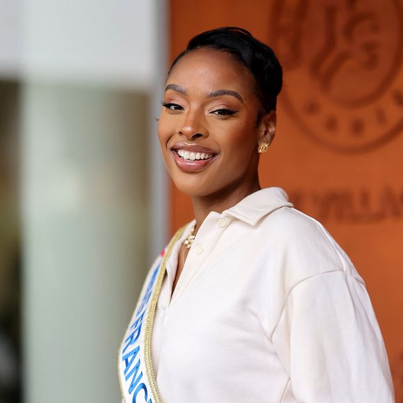 Angelique Angarni-Filopon (Miss France 2025) au village lors des Internationaux de France de Tennis de Roland Garros 2025, à Paris, France, le 2 Juin 2025. © Jacovides-Moreau/Bestimage
