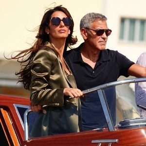 Arrivés avec une classe infinie ce mercredi,
George et Amal Clooney arrivent à Venise avec une élégance naturelle lors du 83ème Festival International du Film de Venise (Mostra), à Venise, Italie, le 1er septembre 2026. Amal attire tous les regards dans une superbe robe Tom Ford, prouvant une fois de plus que l'élégance intemporelle ne se démode jamais. © Cobra Team/Backgrid/Bestimage