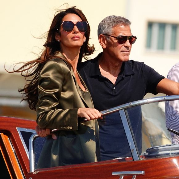 Arrivés avec une classe infinie ce mercredi, 

George et Amal Clooney arrivent à Venise avec une élégance naturelle lors du 83ème Festival International du Film de Venise (Mostra), à Venise, Italie, le 1er septembre 2026. Amal attire tous les regards dans une superbe robe Tom Ford, prouvant une fois de plus que l'élégance intemporelle ne se démode jamais. © Cobra Team/Backgrid/Bestimage