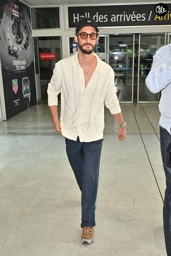 Pierre Niney à son arrivée à l'aéroport de Nice avant le 78e Festival de Cannes, à Nice, en France, le 17 mai 2025. Photo de Julien Reynaud/APS-Medias/ABACAPRESS.COM