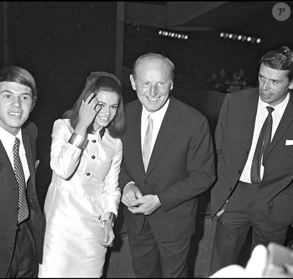 Archives - Salvatore Adamo, Bourvil et Jacques Brel lors de la première du film "Les Arnaud" à Paris en 1967. (©DANIEL ANGELI / BESTIMAGE)