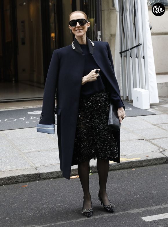 Céline Dion salue ses à la sortie de l’hôtel Royal Monceau à Paris, avant de rejoindre La Plenitude Arena de Paris La Défense pour poursuivre sa série de concerts, le 7 octobre 2026. © Marc Ausset Lacroix / Bestimage