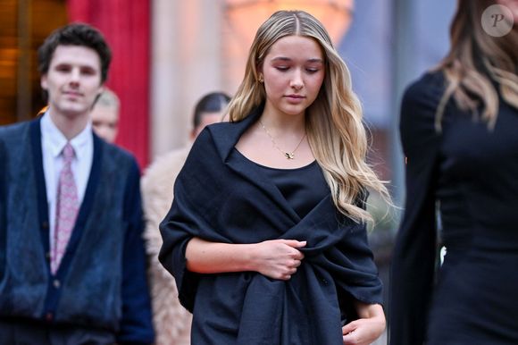 Harper Beckham - Victoria Beckham, accompagnée de sa famille, à la sortie de l'Hôtel La Réserve pour se rendre au ministère de la Culture pour être élevée au rang de Chevalier des Arts et des Lettres à Paris, France, le 26 janvier 2026. © Yehiel Chekroune/Bestimage