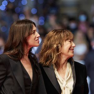 Charlotte Gainsbourg et sa mère Jane Birkin (habillée en Céline) - Montée des marches du film «Jane par Charlotte» lors du 74ème Festival International du Film de Cannes. Le 7 juillet 2021
© Borde-Jacovides-Moreau / Bestimage