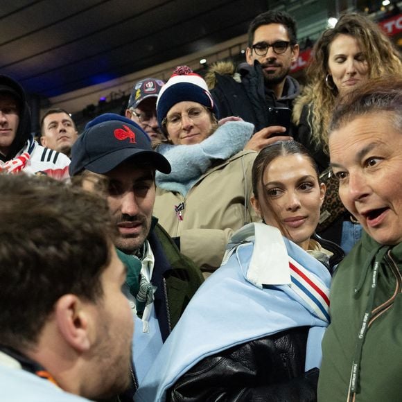 Exclusif - Antoine Dupont, Iris Mittenaere, Clément, frère d'A.Dupont, Marie-Pierre Galès, mère de A.Dupont lors du match de rugby du Tournoi des Six Nations France contre Angleterre au Stade de France à Saint-Denis le 14 mars 2026. © AGENCE / BESTIMAGE