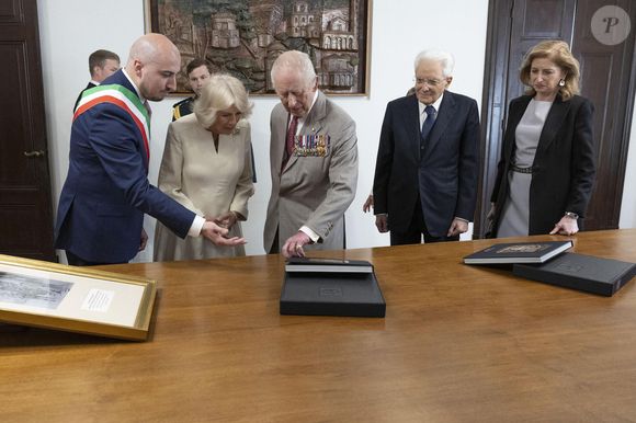Le roi Charles III d'Angleterre et Camilla Parker Bowles, reine consort d'Angleterre, commémorent le 80ème anniversaire de la libération de la région à l'Hôtel de Ville de Ravenne, en présence du président italien S.Mattarella, le 10 avril 2025.
© Zuma Press / Bestimage