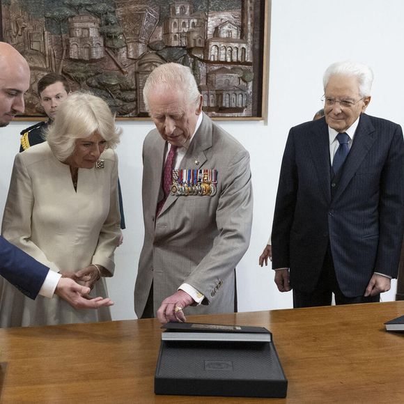 Le roi Charles III d'Angleterre et Camilla Parker Bowles, reine consort d'Angleterre, commémorent le 80ème anniversaire de la libération de la région à l'Hôtel de Ville de Ravenne, en présence du président italien S.Mattarella, le 10 avril 2025. 
© Zuma Press / Bestimage