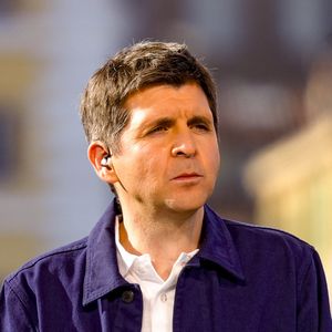 Fidèle à son sens de la répartie, l’animateur a ironisé sur sa situation en s’adressant à Stéphane Gilli, entraîneur du Paris FC, club qu’il soutient avec passion

Thomas Sotto - L'émission Télématin sur France 2 en direct sur le port de Marseille dans le cadre de l'arrivée de la flamme olympique des JO de Paris 2024.