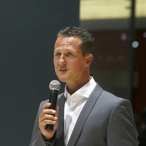 Photo du pilote de Formule 1 Michael Schumacher au salon de l'automobile IAA à Francfort, Allemagne. Schumacher, sept fois champion du monde, qui aura 41 ans l'année prochaine, revient en Formule 1 en tant que pilote de l'équipe Mercedes Grand Prix pour les trois prochaines années. Photo by Malte Ossowski/DPA/ABACAPRESS.COM