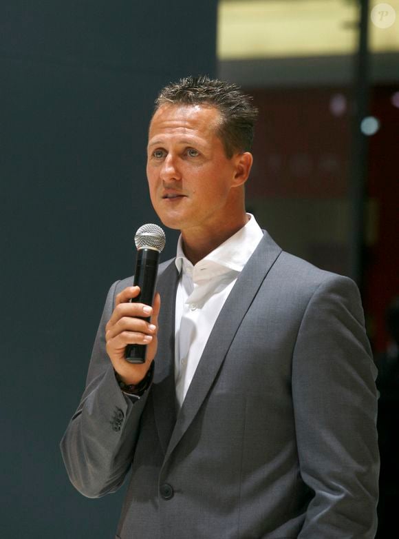 Photo du pilote de Formule 1 Michael Schumacher au salon de l'automobile IAA à Francfort, Allemagne. Schumacher, sept fois champion du monde, qui aura 41 ans l'année prochaine, revient en Formule 1 en tant que pilote de l'équipe Mercedes Grand Prix pour les trois prochaines années. Photo by Malte Ossowski/DPA/ABACAPRESS.COM