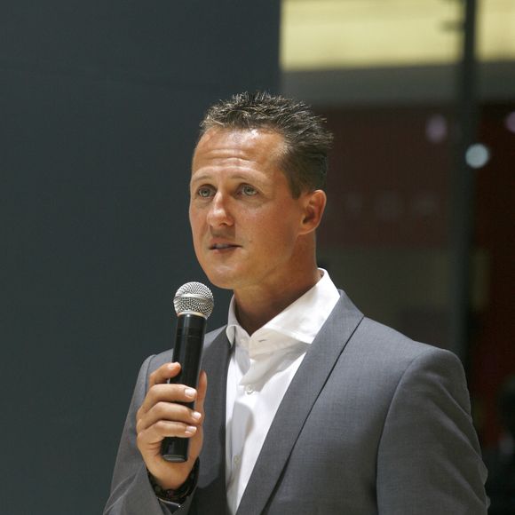 Photo du pilote de Formule 1 Michael Schumacher au salon de l'automobile IAA à Francfort, Allemagne. Schumacher, sept fois champion du monde, qui aura 41 ans l'année prochaine, revient en Formule 1 en tant que pilote de l'équipe Mercedes Grand Prix pour les trois prochaines années. Photo by Malte Ossowski/DPA/ABACAPRESS.COM