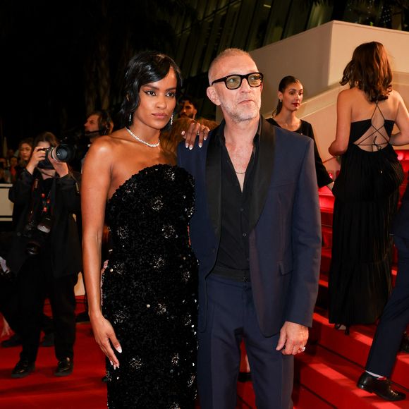 La raison ? Narah Baptista a avoué vivre un postpartum très difficile…

Vincent Cassel et sa compagne Narah Baptista - Montée des marches du film « Parthenope » lors du 77ème Festival International du Film de Cannes, au Palais des Festivals à Cannes. Le 21 mai 2024 © Jacovides-Moreau / Bestimage
