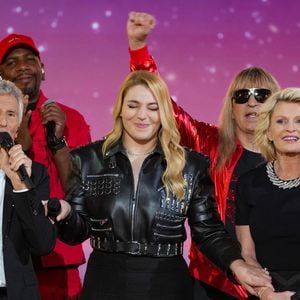 Santa (marraine de l'édition 2025), Nagui, Sophie Davant, Laurence Tiennot-Herment, Collectif Métissé lors de la deuxième soirée de la 39ème édition du Téléthon sur France 2 aux Studios du Lendit à Saint-Denis, France, le 6 décembre 2025. Les trente heures du Téléthon 2025 s'achèvent sur un compteur de 83,5 millions d'euros. © Anne-Sophie Guebey/Bestimage