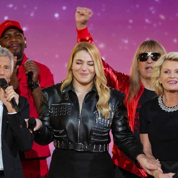 Santa (marraine de l'édition 2025), Nagui, Sophie Davant, Laurence Tiennot-Herment, Collectif Métissé lors de la deuxième soirée de la 39ème édition du Téléthon sur France 2 aux Studios du Lendit à Saint-Denis, France, le 6 décembre 2025. Les trente heures du Téléthon 2025 s'achèvent sur un compteur de 83,5 millions d'euros. © Anne-Sophie Guebey/Bestimage